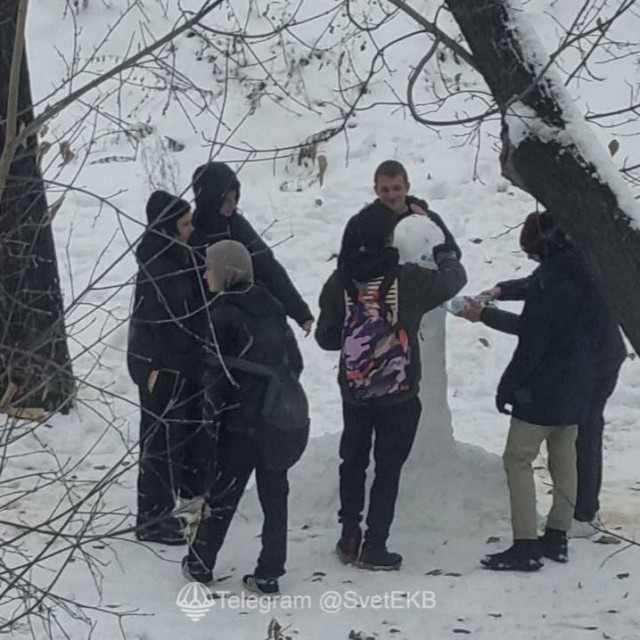 Жители Екатеринбурга массово стали лепить из снега огромные члены