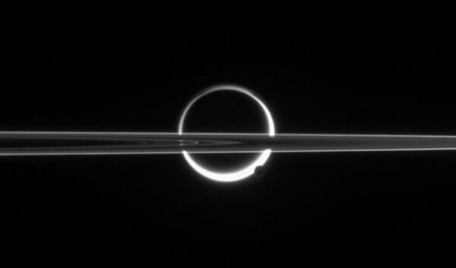 NASA опубликовало удивительные фотографии спутников Сатурна