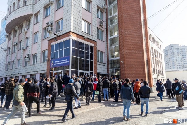 Мигрантам, которые пришли в ГИБДД в Екатеринбурге, вручают повестки