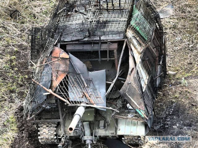Наш Т-90 застрял в воронке от ФАБ.