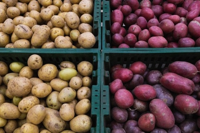 Дороже всего — картошка. Почему даже в самый сезон в России дорожают овощи, фрукты, ягоды, и дешевле они не станут