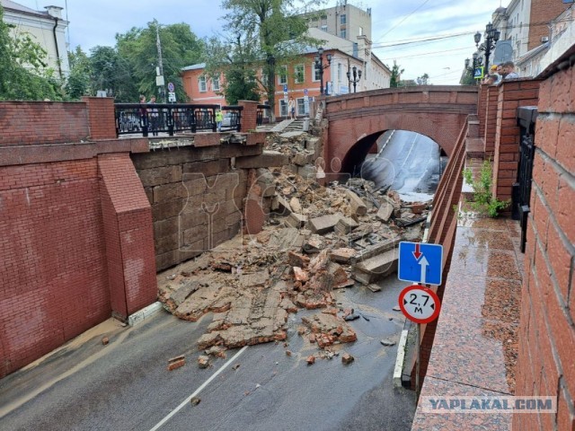 Во Владивостоке подпорная стена похоронила 7 автомобилей