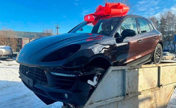 Жителю подмосковных Мытищ, выбросившему автомобиль Porsche в контейнер, грозит штраф 5000 р