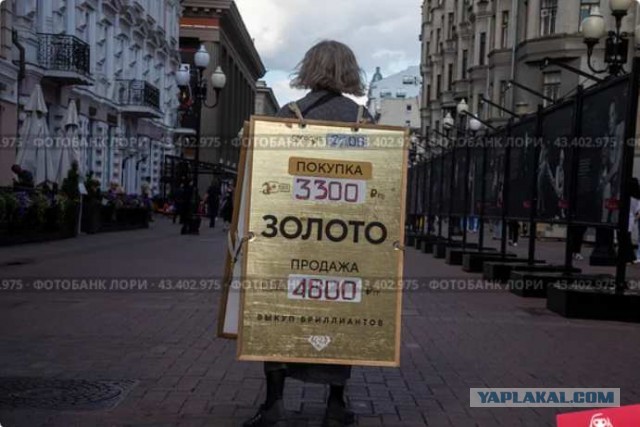Из музея в СПб украли «золотой» слиток, который очень сложно вытащить из ящика.