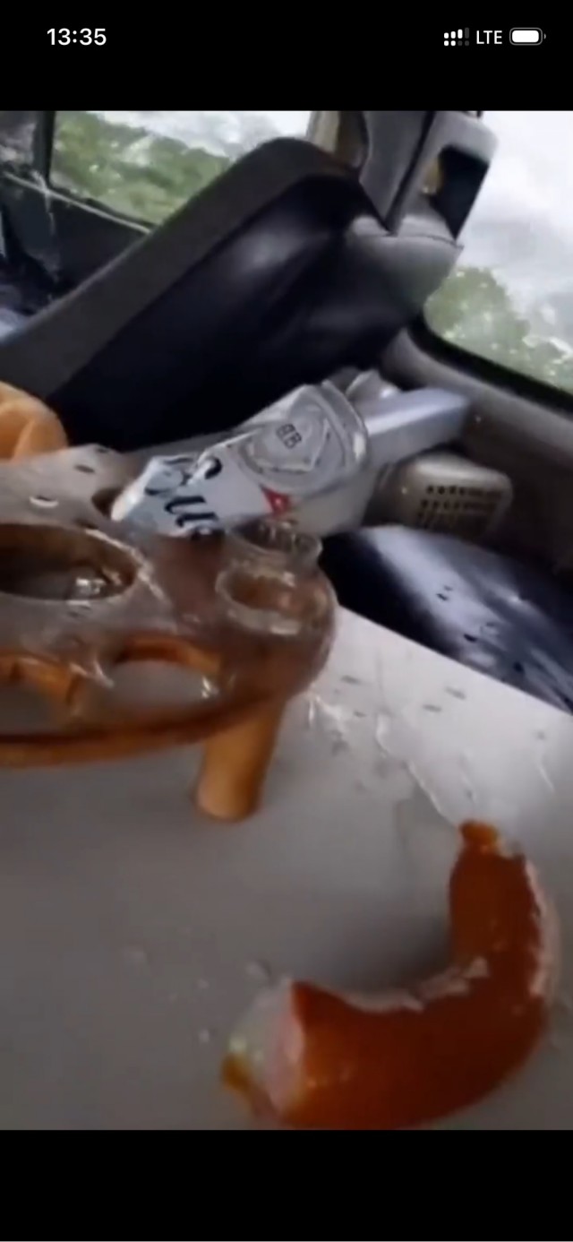 Тонущие в реке пассажиры УАЗа продемонстрировали невероятный позитив и зашкаливающие эмоции.