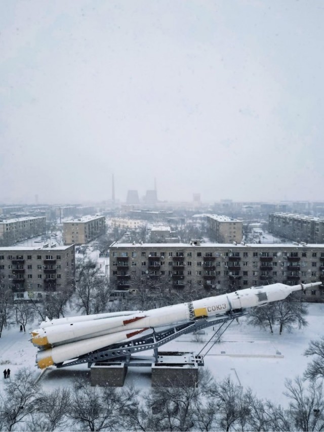 В западных соцсетях завирусился кадр с гигантской ракетой прямо во дворе — речь о памятнике «Союз-У» в Байконуре