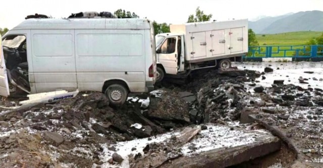 Молния разрушила мост в Армении.