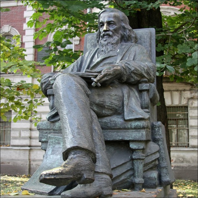 Единственный курящий сигару памятник в Москве.