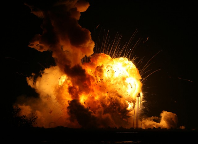 Взрыв ракеты Antares на старте