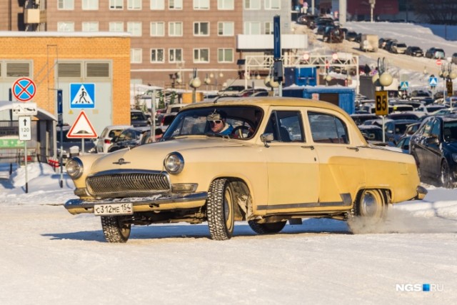 «Лет пять стояла в огороде». Сибиряк за 15 тысяч купил «Волгу» 1965 года и ездит на ней на работу