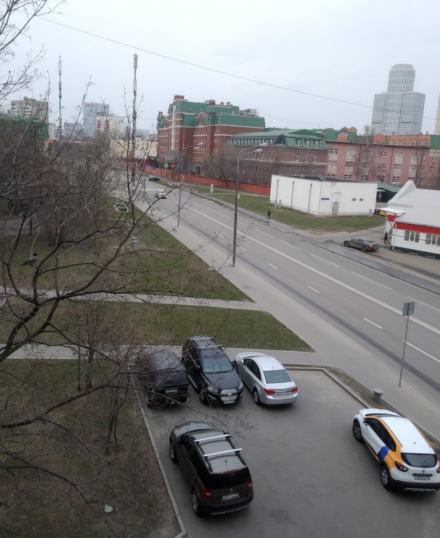 Давайте фото у кого какой вид из окна на оживленные улицы городов в настоящий момент
