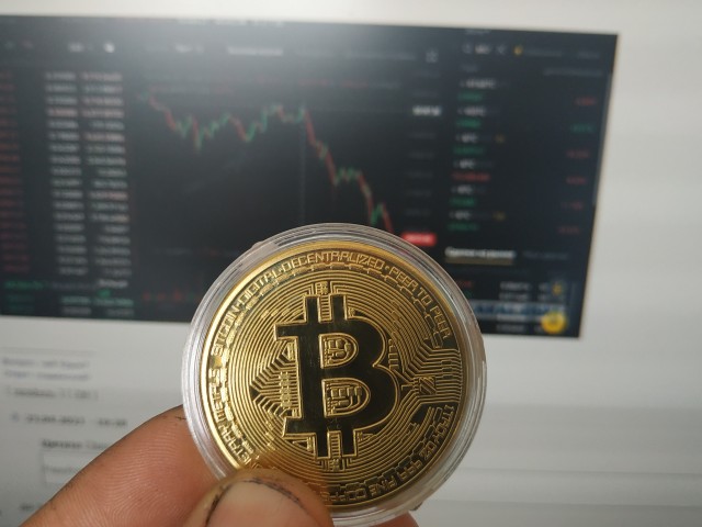 Биткоин уверенно летит вниз