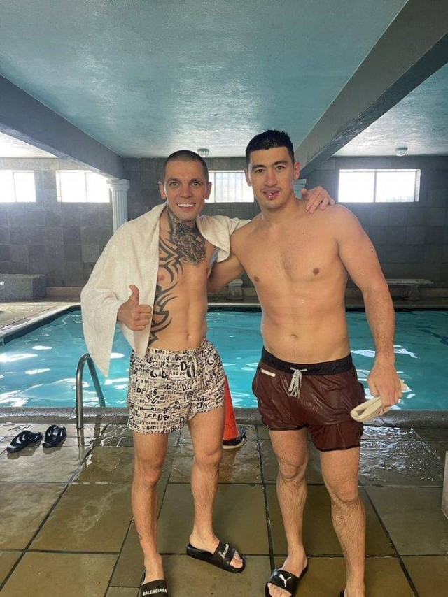 Украинский боксер Иван Редкач выложил фотографию с российским боксером Дмитрием Биволом