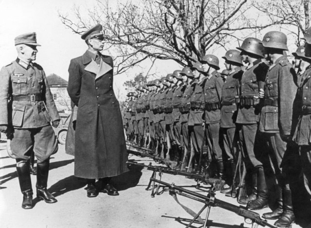 Фотографии связанных с историей Красной и Советской Армии.