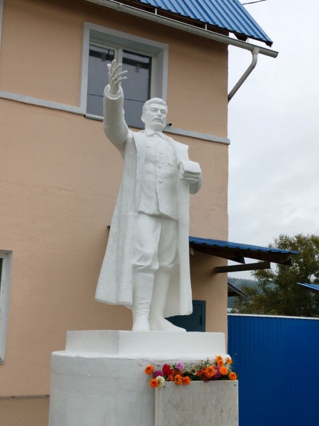 В Челябинской области повторно отреставрировали памятник Сталину, лежавший на дне пруда.