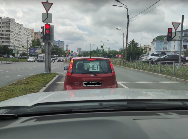 В Тюмени суд прекратил дело о «дискредитации армии» в отношении местной жительницы за надпись мелом на асфальте «НЕТ В***Е».