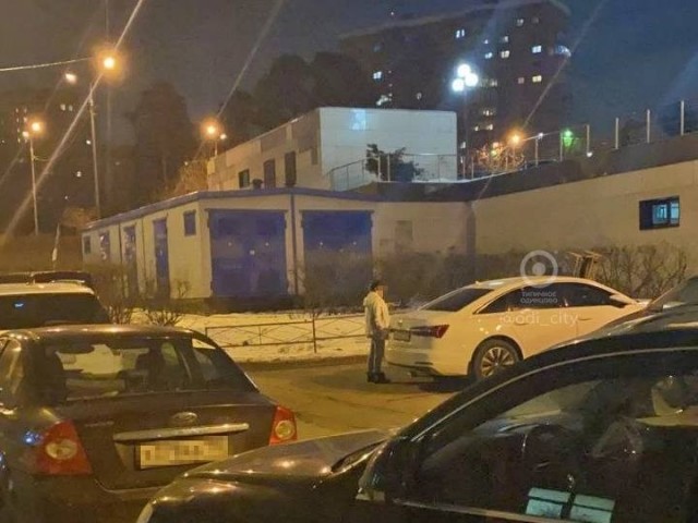 В Москве женщине скинули стул на лобовое стекло машины за то, что она загораживала проезд жильцам