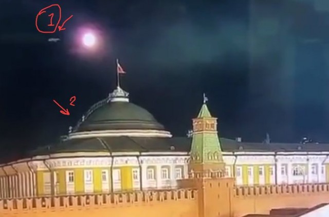Люди на куполе Сенатского дворца в момент "атаки БПЛА"
