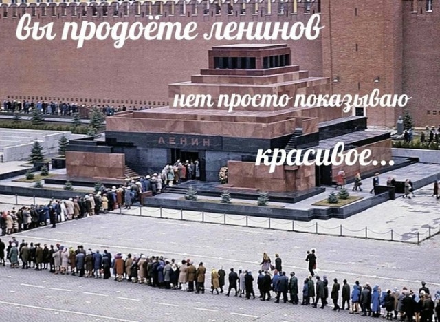 У причала «Киевский» москвичи выстроились в мааааленькую очередь к речным трамвайчикам