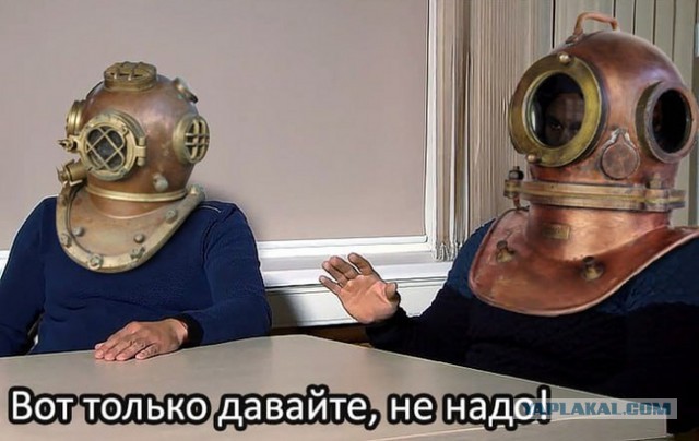 В Египте очередное судно потеряло управление, протаранило пирс и село на мель.