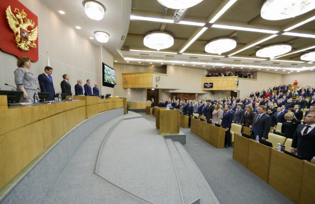 Всегда было интересно -  почему мебель в Госдуме из фанеры крашеной?