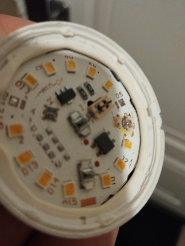 Выпьем, не чокаясь... за лампочку над парадной.