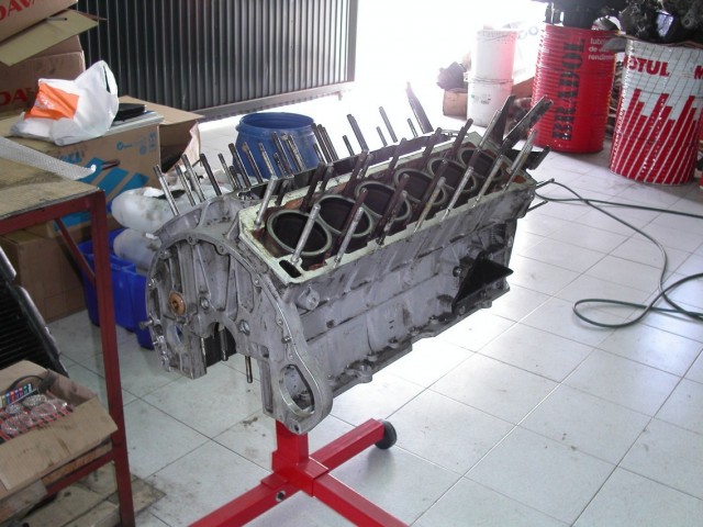 Столик V8