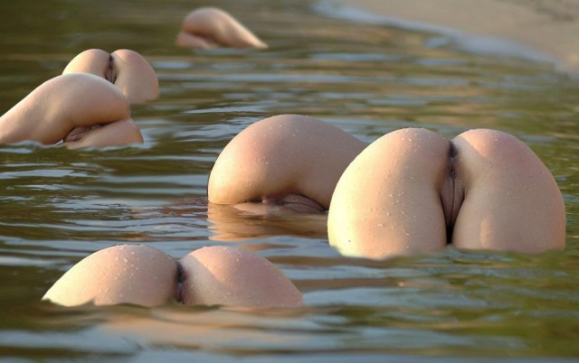 Вся мокрая, вышла из душа... (18+)