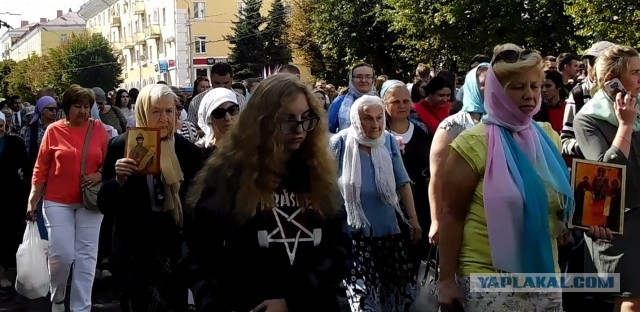 Перекрыли Невский из-за крестного хода. Комменты с Я.Карт