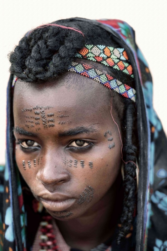 Племя Водабе, где мужчины часами делают прическу и макияж, чтобы произвести впечатление на женщин