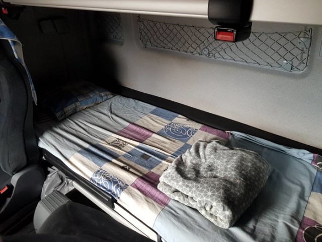 «Душ принимаю прямо в прицепе». Дальнобойщик рассказал, каково жить в фуре неделями