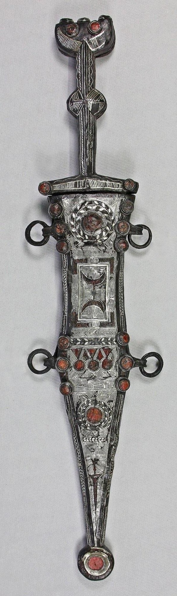 Невероятно сохранный, украшенный серебром и эмалью кинжал легионера с ножнами и поясом I века н.э.