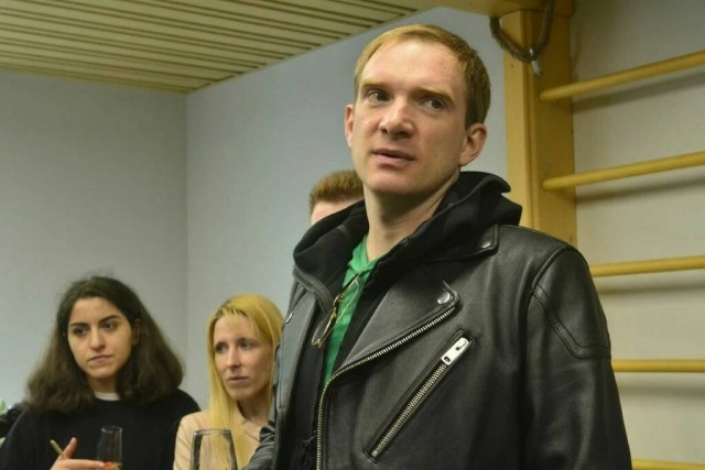 Еще один уехавший актер