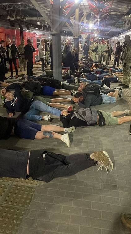 35 фанатов задержаны по пути на матч Суперкубка в Казани. На парней пожаловались пассажиры электрички «Нижний Новгород - Казань»