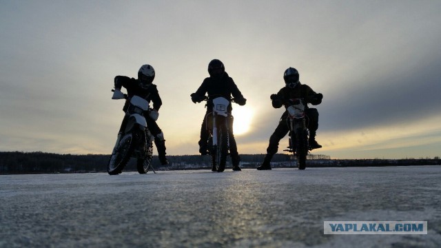Обклеиваем мотик Suzuki DRZ 400E