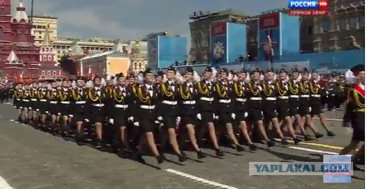 Девушки на параде