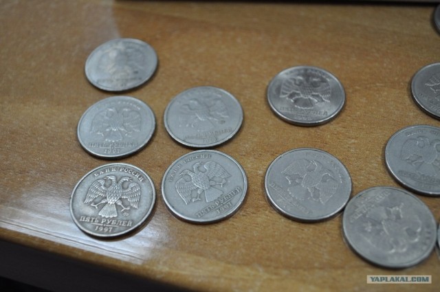 Сколько пятирублевых монет вмещается в 3л балон? )