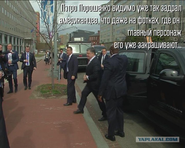 Журналисты высмеяли безвкусные желто-голубые туфли украинки, встречавшей Порошенко в США