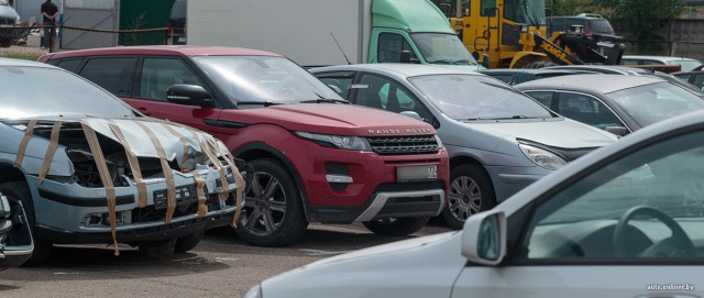 В Минске москвичка на Range Rover устроила истерику после задержания: покусала инспекторов, пыталась съесть протокол