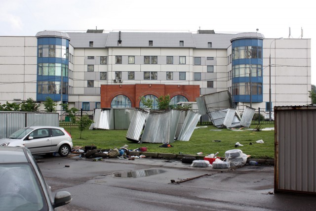 Гаражи-ракушки "взрываются" изнутри