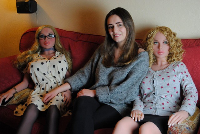 Британский пенсионер разочаровался в женщинах и живет с 12 куклами