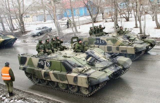«Бумеранг» VS БТР-80. Зачем Российской армии «тяжёлые колеса»?