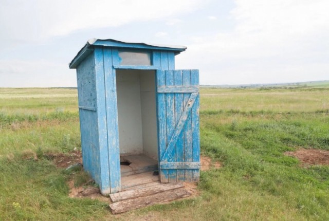 Россиян, использующих туалет с выгребной ямой, обяжут получить лицензию на обращение с опасными отходами