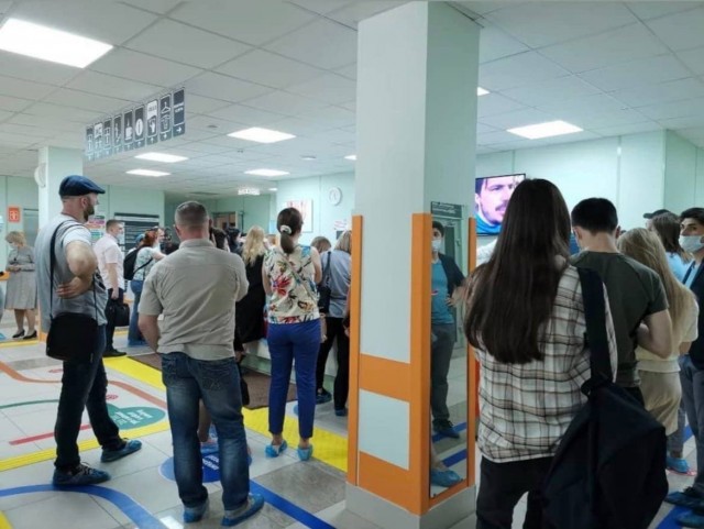 Очередь на сдачу крови для пострадавших при стрельбе в казанской школе