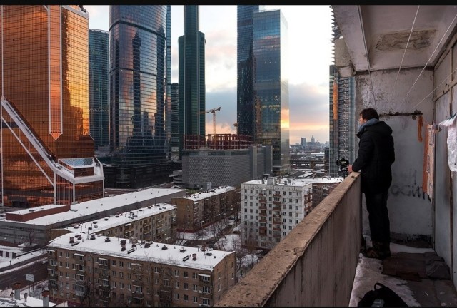 Москва снова под атакой дронов: беспилотник упал недалеко от "Москва Сити"