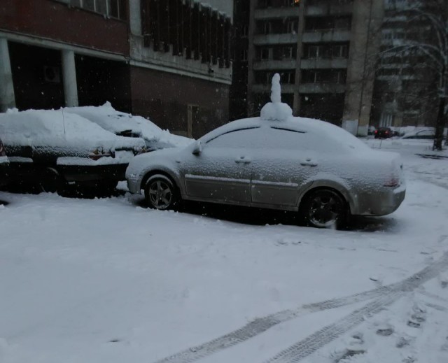 Снежные члены в Екатеринбурге вышли на новый уровень... четырехметровый уровень