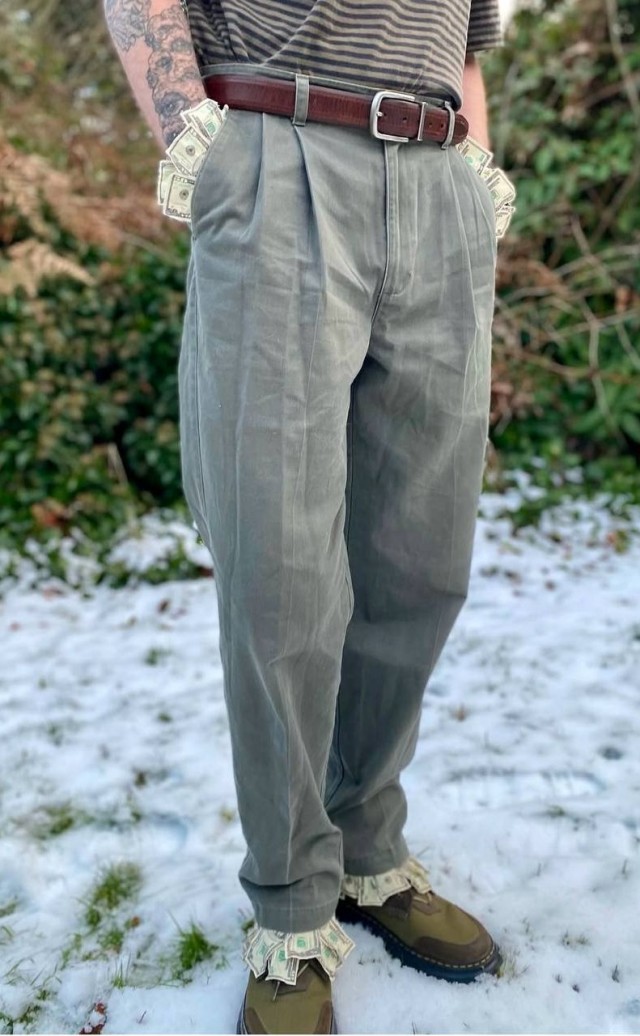 Дизайнеры выкатили брюки, из которых вываливаются доллары