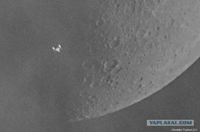МКС на фоне Луны.