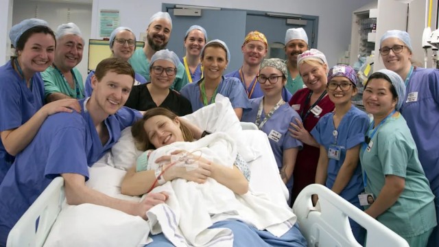 В Великобритании первая женщина родила ребенка после трансплантации матки