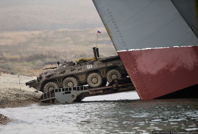 Высадка морского десанта во время тактического учения бригады морской пехоты ТОФ